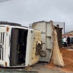 🚨 Caçamba tomba às margens da BR-116 em Vitória da Conquista